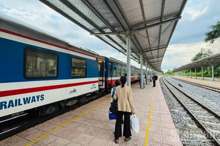 Các đoàn tàu đi từ bắc vào nam tạm dừng tại ga Đông Hà do tuyến đường sắt Quảng Trị-Huế bị ngập.