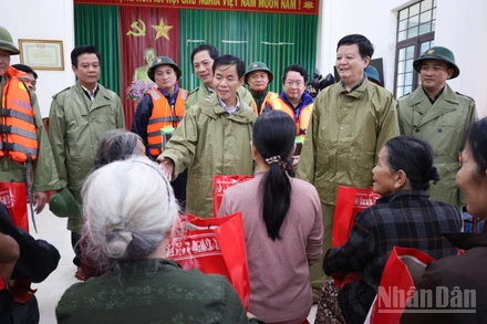 Phó Thủ tướng Chính phủ Mai Văn Chính thăm, tặng quà động viên bà con vùng "rốn lũ" tại xã Diên Sanh, tỉnh Quảng Trị.