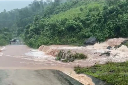 Mưa lớn khiến giao thông bị chia cắt tại xã Tà Rụt, tỉnh Quảng Trị.