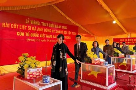 Đại biểu dâng hương, tưởng nhớ các liệt sĩ.