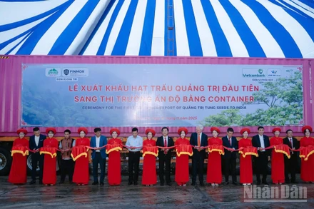 Đại biểu thực hiện nghi thức cắt băng xuất khẩu lô hàng hạt trẩu đầu tiên sang Ấn Độ.