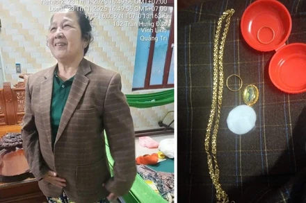 Bà Hoàng Thị Triều phát hiện số tài sản để quên trong đồ cứu trợ đồng bào bị lũ lụt.