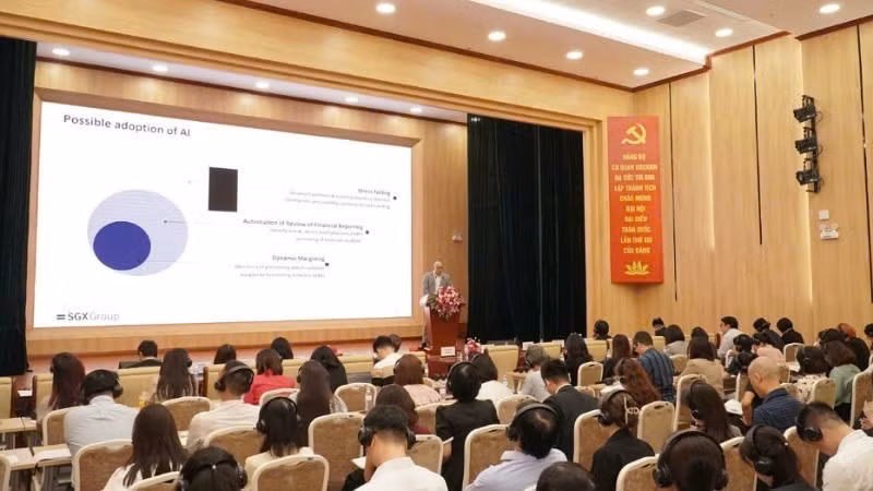 Chuyên gia Sở Giao dịch Chứng khoán Singapore SGX chia sẻ kinh nghiệm trong buổi đào tạo. (Ảnh: TTTT)