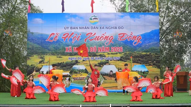 Biểu diễn văn nghệ tại Lễ hội.