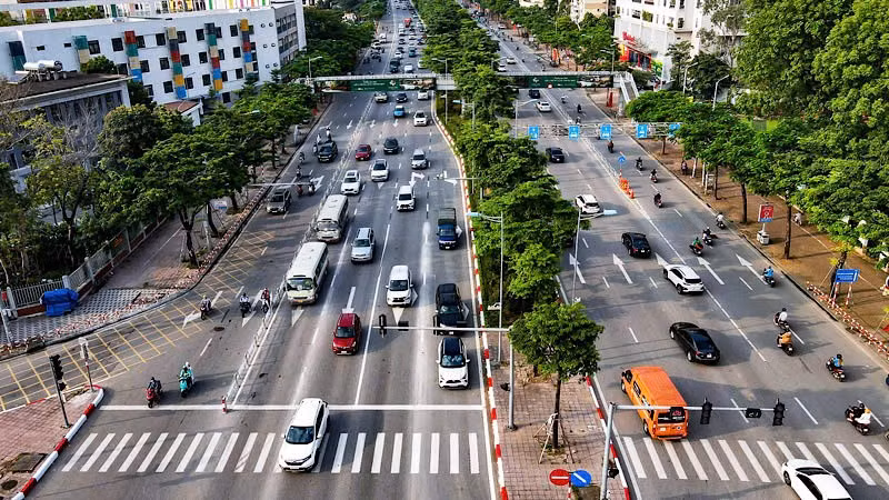 Tuyến đường Võ Chí Công chính thức phân làn lúc 6 giờ 30 phút. (Ảnh: TRUNG NGUYÊN)