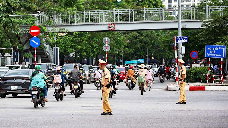 Lực lượng Cảnh sát giao thông tham gia điều tiết, phân làn trên tuyến đường Võ Chí Công. (Ảnh: TRUNG NGUYÊN) vcc.jpg