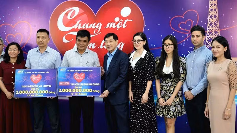 Gia đình ông Johnathan Hạnh Nguyễn quyên góp 4 tỷ đồng vào quỹ Chung một tấm lòng để hỗ trợ bà con vùng lũ khắc phục hậu quả và ổn định cuộc sống.