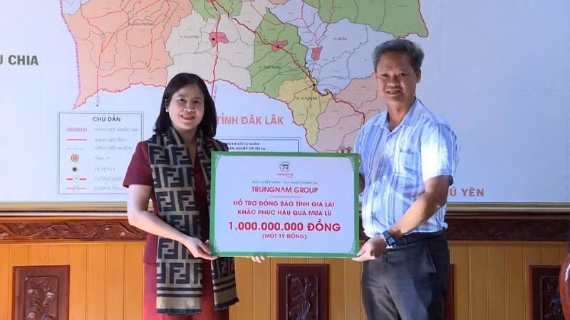 Đại diện Tập đoàn Trung Nam và các công ty thành viên trao ủng hộ người dân tỉnh Gia Lai.