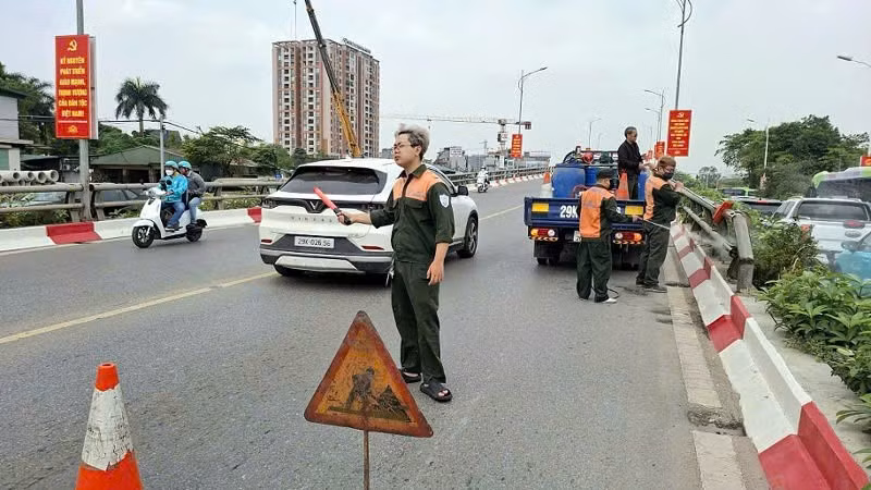Hà Nội đồng loạt ra quân, kịp thời sửa chữa hư hỏng mặt đường, vỉa hè, xử lý triệt để tình trạng bong tróc, lún võng, nứt vỡ, bảo đảm an toàn và êm thuận cho phương tiện lưu thông.