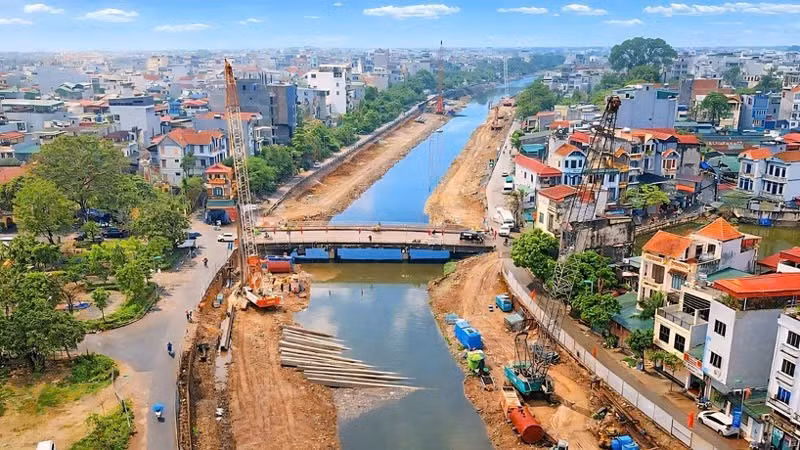 Công trường cải tạo tuyến hạ lưu sông Kim Ngưu nối sông Tô Lịch với Trạm bơm Yên Sở. (Ảnh ĐỖ TÂM)