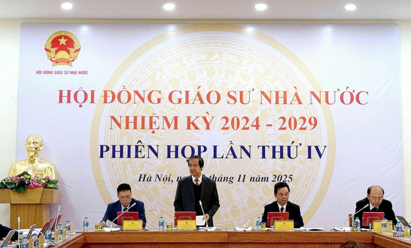 Chủ tịch Hội đồng Giáo sư Nhà nước Nguyễn Kim Sơn phát biểu tại phiên họp.