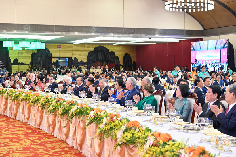 Các đồng chí lãnh đạo Đảng, Nhà nước, khách quốc tế dự buổi chiêu đãi. (Ảnh: Thủy Nguyên)
