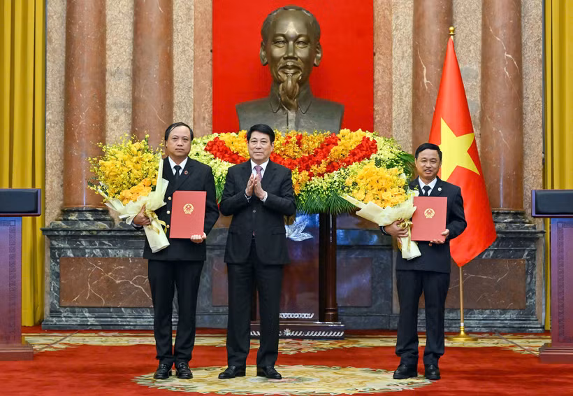 Chủ tịch nước Lương Cường trao quyết định bổ nhiệm Phó Chánh án Tòa án Nhân dân tối cao. (Ảnh THỦY NGUYÊN)