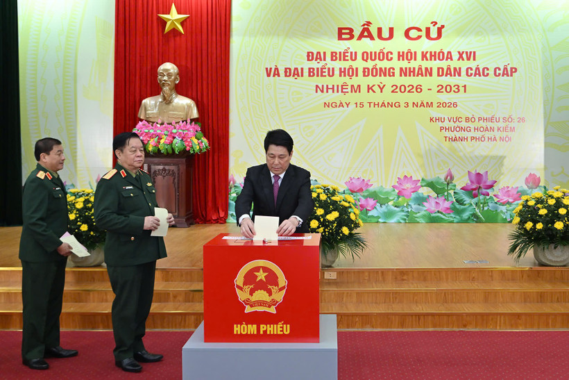 Chủ tịch nước Lương Cường bỏ phiếu bầu cử Đại biểu Quốc hội khóa XVI và đại biểu Hội đồng nhân dân các cấp nhiệm kỳ 2026-2031. (Ảnh: THỦY NGUYÊN)