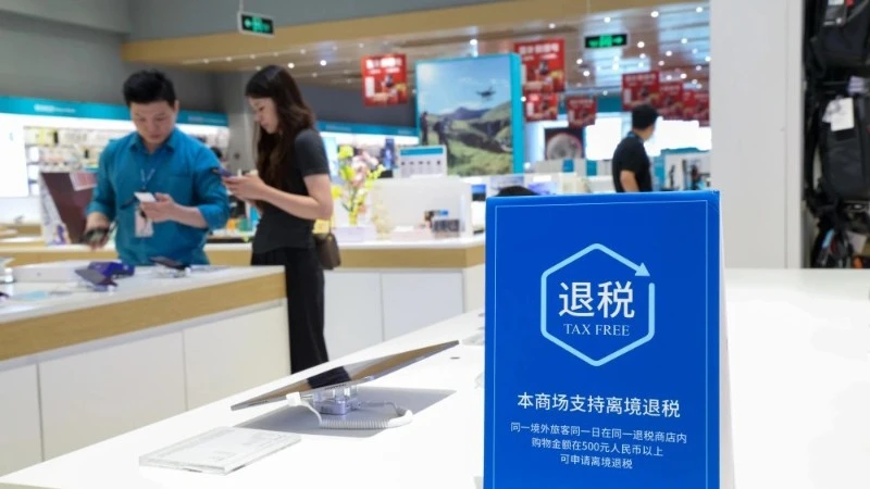 Một cửa hàng bán đồ điện tử có dịch vụ hoàn thuế ở thành phố Thâm Quyến, tỉnh Quảng Đông, Trung Quốc. (Ảnh: Tân Hoa xã)