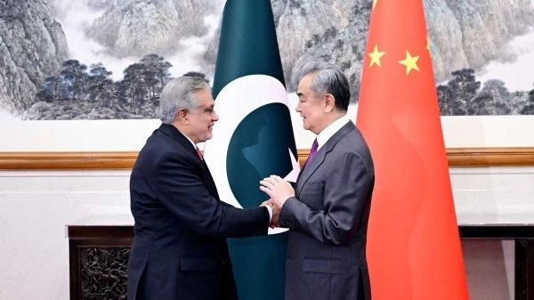 Ông Vương Nghị trong cuộc gặp với người đồng cấp Pakistan Mohammad Ishaq Dar ở thủ đô Bắc Kinh. (Ảnh: Bộ Ngoại giao Trung Quốc)