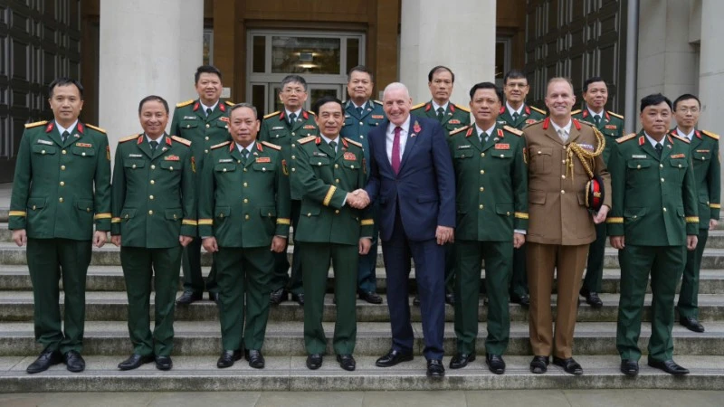 Đại tướng Phan Văn Giang và Quốc vụ khanh Quốc phòng Anh Vernon Coaker cùng các đại biểu.