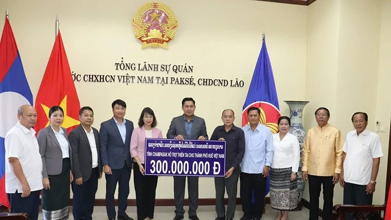 Tỉnh Champasak hỗ trợ thành phố Huế 300 triệu đồng khắc phục hậu quả thiên tai. (Ảnh: Cộng tác viên)