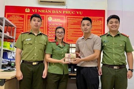 Cán bộ thuộc Tổ lý lịch tư pháp, Phòng Hồ sơ nghiệp vụ Công an tỉnh Bắc Ninh trao trả 400 triệu đồng cho anh Tạ Văn Tĩnh.