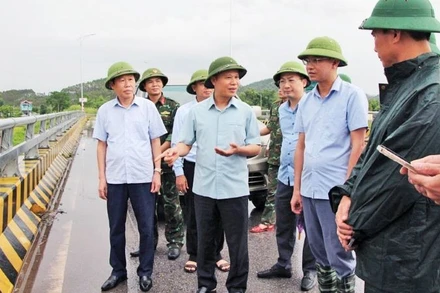 Đồng chí Mai Sơn, Ủy viên Ban Thường vụ Tỉnh ủy, Phó Chủ tịch Thường trực Ủy ban nhân dân tỉnh Bắc Ninh chỉ đạo khắc phục hậu quả lũ lụt.