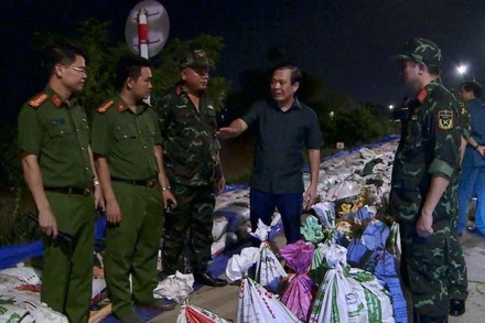 Chủ tịch phường Kinh Bắc Nguyễn Mạnh Hiếu chỉ đạo các lực lượng đắp đê bối Đầu Hàn.