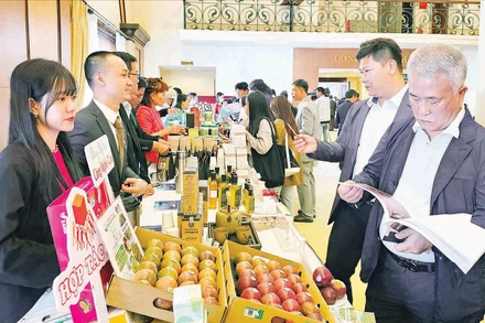 Doanh nghiệp trong nước và nước ngoài tìm hiểu nông sản Lâm Đồng bên lề một hội nghị kết nối giao thương.