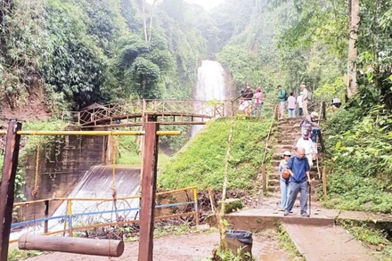 Các dịch vụ du lịch ở Măng Đen vẫn còn khá sơ sài.