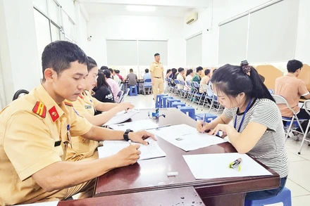 Người dân thực hiện thủ tục thi sát hạch lái xe ô-tô.