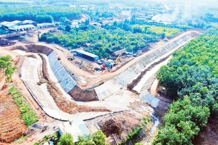 Đơn vị thi công kè suối Rạt cần đẩy nhanh tiến độ để giảm tình trạng ngập úng cho nhân dân.