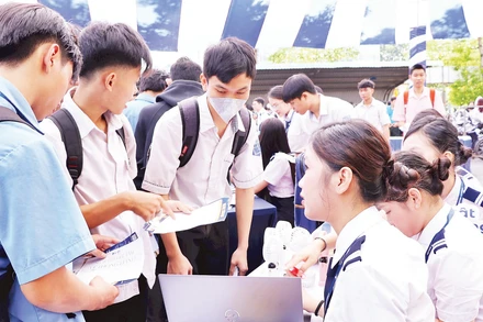 Học sinh, sinh viên trên địa bàn tỉnh Đồng Nai tìm hiểu thông tin nhu cầu tuyển dụng tại sân bay Long Thành.