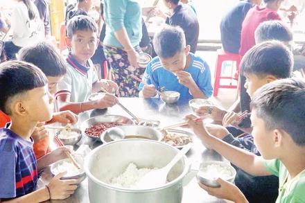 Học sinh Trường THCS Ka Lăng trong giờ ăn trưa.