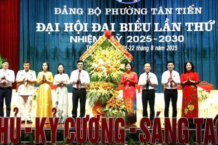 Ra mắt Ban Chấp hành Đảng bộ phường Tân Tiến tại Đại hội.