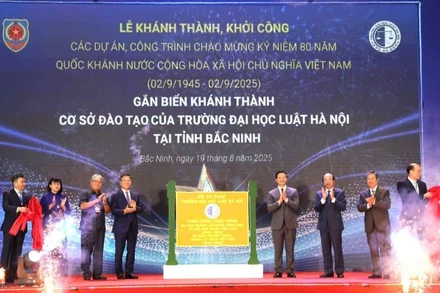 Lễ gắn biển khánh thành Cơ sở đào tạo của trường Đại học luật Hà Nội tại tỉnh Bắc Ninh.