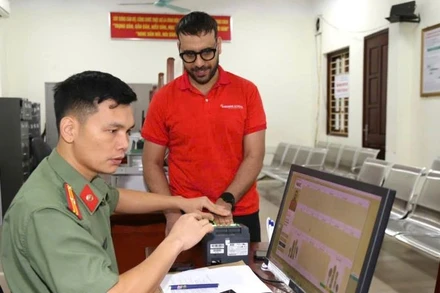 Công an tỉnh Bắc Ninh làm thủ tục cấp định danh điện tử mức độ 2 cho người nước ngoài.