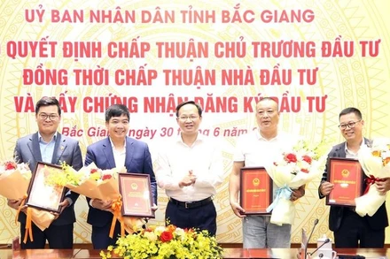 Lễ trao Quyết định chấp thuận chủ trương đầu tư và Giấy chứng nhận đăng ký đầu tư cho 4 dự án tại Bắc Giang.