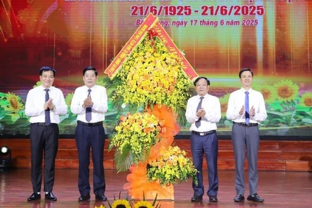 Đồng chí Nguyễn Văn Gấu, Bí thư Tỉnh ủy Bắc Giang (thứ 2, trái sang) tặng hoa chúc mừng các thế hệ người làm báo tại Bắc Giang tại Lễ kỷ niệm.