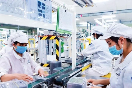 Công nhân Khu công nghiệp Bình Xuyên làm việc trong môi trường xanh, thân thiện môi trường.