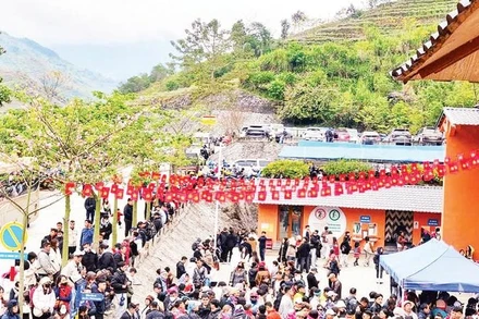 Điểm mua vé tham quan lòng hồ thủy điện Nho Quế dịp nghỉ Tết Dương lịch luôn chật kín du khách.