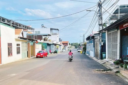 Dự án mở rộng đường Đỗ Nhuận giai đoạn 1, phường Buôn Ma Thuột do Chi nhánh Trung tâm phát triển quỹ đất khu vực Buôn Ma Thuột (trước sáp nhập) giải phóng mặt bằng nhưng đến năm 2025 mới được phê duyệt, gây khó khăn về kinh phí cho đơn vị.