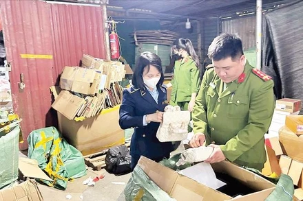 Lực lượng chức năng của Thành phố Hà Nội kiểm tra hàng hóa vi phạm.