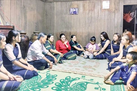 Các nghệ nhân Cơ Ho ở xã Bảo Thuận, tỉnh Lâm Đồng trao truyền các làn điệu dân ca cho lớp trẻ.