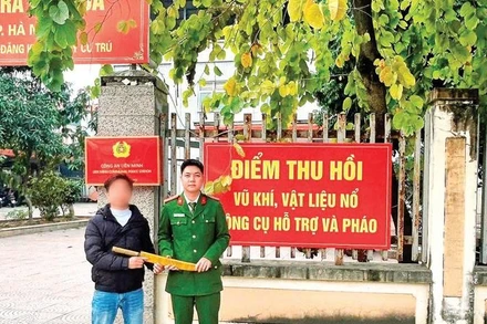 Một người dân tự nguyện giao nộp vũ khí thô sơ cho Công an xã Liên Minh.