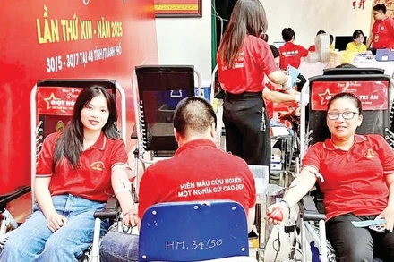 Tình nguyện viên Câu lạc bộ Tình nguyện hiến máu Hoa Phượng tham gia hiến máu cứu người.