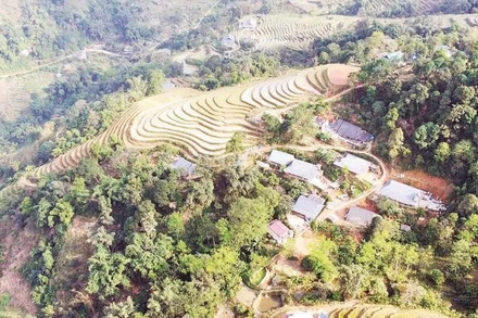 Địa hình chia cắt, giao thông khó khăn ảnh hưởng đến việc giải quyết thủ tục hành chính của người dân xã Bát Xát.