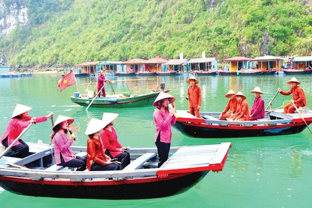 Hát giao duyên trên Vịnh Hạ Long là nét văn hóa đặc sắc, thu hút đông đảo du khách trong nước và quốc tế