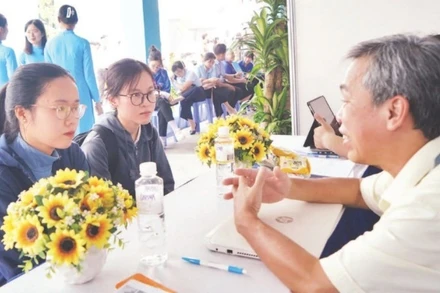 Các sinh viên mới ra trường được tư vấn tại ngày hội việc làm. (Ảnh THẾ ANH)