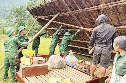 Cán bộ chiến sĩ Đồn Biên phòng Môn Sơn giúp đồng bào tháo dỡ nhà cũ.