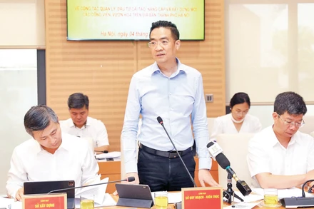 Lãnh đạo Sở Quy hoạch-Kiến trúc Hà Nội giải trình với Hội đồng nhân dân thành phố về công tác quy hoạch công viên, vườn hoa trên địa bàn. (Ảnh LÊ HẢI)