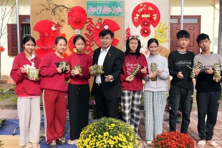 Ông Nguyễn Văn Huế, Giám đốc Cơ sở Bảo trợ xã hội Bắc Ninh cùng các cháu được nuôi dưỡng tại trung tâm trong sự kiện gói bánh chưng đón Tết.