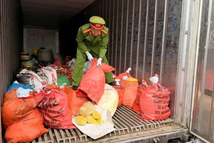 Lực lượng công an kiểm tra xe vận chuyển riềng xay bị trộn hóa chất.